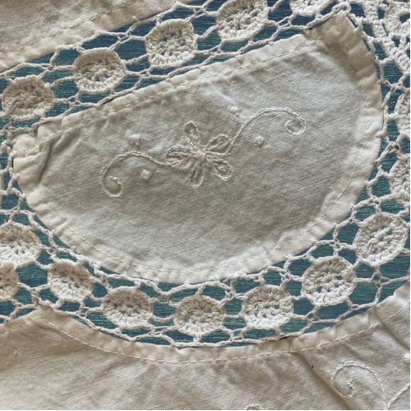 Large Vintage Tablecloth White Lace Crochet Buffet / Party / Formal Dining - Picture 4 of 13